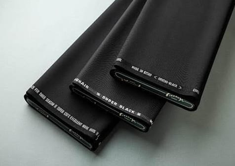 「純粋な黒」礼服地を使用