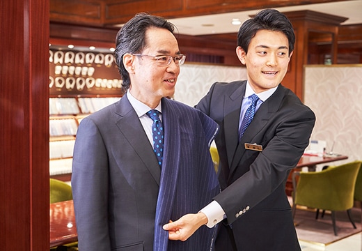 スタッフ同士話し合いの場面