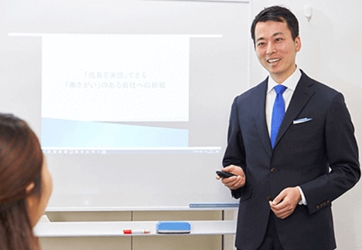 説明をするさわやかな社長