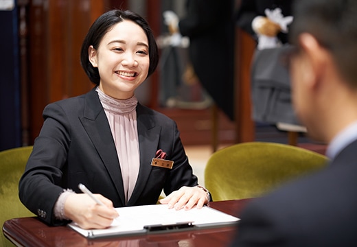 笑顔の女性スタッフ