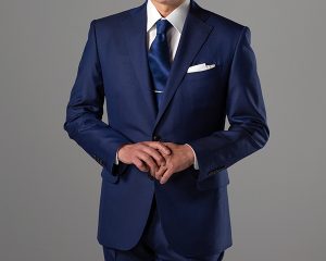 かっこいいスーツ姿を演出するには?着こなしのポイントを徹底解説、色はネイビー