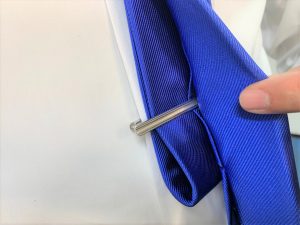 ネクタイバーの正しい位置とは?