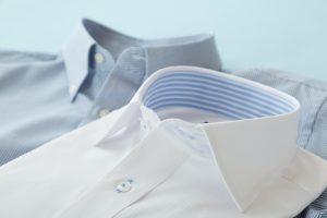ゴルフの服装マナーは?メンズコーデの基本を年代別・季節別に解説、ゴルフ場への行き帰りの服装マナー、インナーは襟付きのトップス