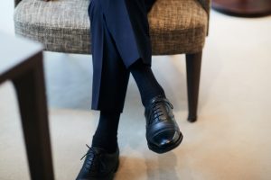 ロングホーズとは?基本からスーツに合わせた選び方・コーデ例も解説、ロングホーズの役割、足元を美しく見せる