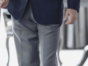 スーツの寿命は何年か?買い替え時期の見極め方を分かりやすく解説、スーツの寿命を縮めてしまう行動とは、体型に合わないスーツを着る