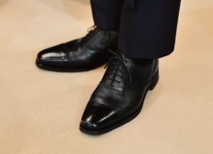 新社会人のスーツはどう選ぶ?失敗しない色は?何着必要?基本を解説、新社会人のスーツにおすすめのアイテム、靴やベルトは無難なものを