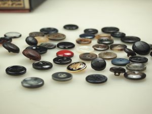スーツのお直しはどこまでできる?サイズ直しの注意点を解説、ボタンや布を持参する