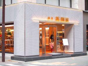 スーツのお直しはどこまでできる?サイズ直しの注意点を解説、銀座英國屋
