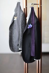 スーツの臭いを消すには?自分でできる予防とケア方法を解説、スーツの臭いを予防する方法、陰干し