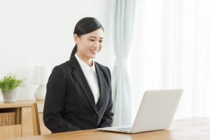 夏の面接でもスーツが基本!女性の夏用スーツの選び方