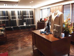 営業マンのスーツはどう選ぶ?信頼されるコーディネートの基本を解説、スーツのお店の選び方