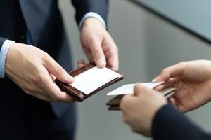 スリーピーススーツとは?特徴とかっこよく着こなすポイントを解説、、シーン別のスリーピーススーツの注意点、ビジネスシーン