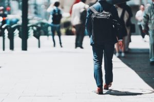 スーツの寿命は何年か?買い替え時期の見極め方を分かりやすく解説、スーツの寿命を縮めてしまう行動とは、リュックサックを背負う