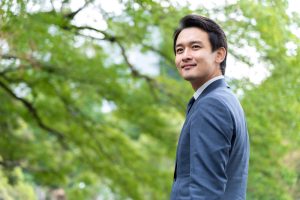 新社会人のスーツはどう選ぶ?失敗しない色は?何着必要?基本を解説、髪型や髭などの身だしなみも大切
