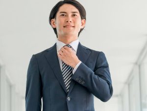 就活用スーツ(リクルートスーツ)の正解は?男女別に詳しく解説、男性が就活用スーツを着こなすポイント、ネクタイは一番上まで締め上げる