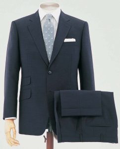 無地のスーツをおしゃれに着るには?印象UPできる色とコーデ例を紹介、シャツもネクタイも柄物のコーデ例