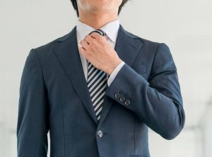 スリーピーススーツとは?特徴とかっこよく着こなすポイントを解説、、シーン別のスリーピーススーツの注意点、就職活動や面接