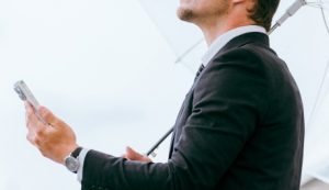 スーツの臭いを消すには?自分でできる予防とケア方法を解説、スーツにつく臭いの種類、雨や湿気