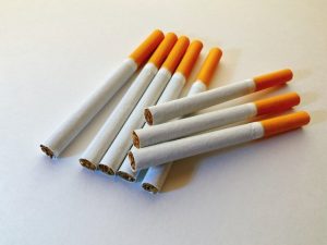 スーツの臭いを消すには?自分でできる予防とケア方法を解説、スーツにつく臭いの種類、タバコや煙