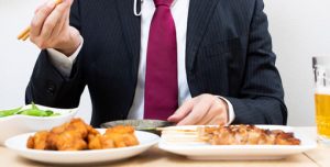 スーツの臭いを消すには?自分でできる予防とケア方法を解説、スーツにつく臭いの種類、食べ物や飲み物