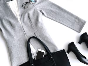 ノーカラージャケットの着こなし方は?シーン別おすすめコーデを紹介、ビジネスシーンでは失礼にあたる?