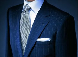 メンズスーツにおすすめのインナーは?シーン別に選び方を解説、スーツにインナーが必要な理由は?肌が透けるのを防ぐ