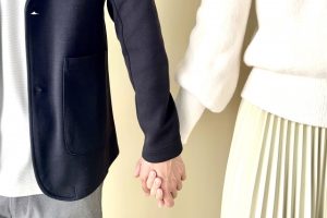 顔合わせにおすすめの服装は?季節・性別ごとにコーデ例を紹介、顔合わせの服装選びが重要な理由