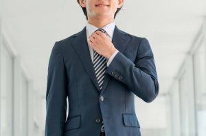 インターンシップの服装はスーツ?選び方や着こなし例を紹介、インターンシップにおけるスーツの着こなしの注意点、スーツの基本ルールと所作を整える