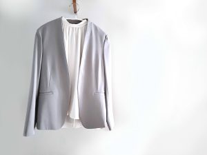 ノーカラージャケットの着こなし方は?シーン別おすすめコーデを紹介、まとめ