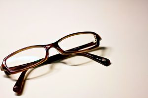 履歴書の証明写真に適した服装は?スタイリスト厳選のコーデ例4選、顔まわりに注目!服装以外で意識すること、眼鏡をかけるかどうか決めておく