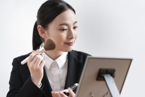 履歴書の証明写真に適した服装は?スタイリスト厳選のコーデ例4選、証明写真で好印象を与えるスーツの選び方、顔色が明るく見えるかどうか