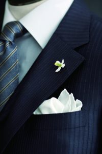 フラワーホールとは?スーツの胸元を上品に整える使い方を解説、フラワーホールとは