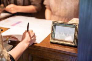 友人の結婚式で受付係をするときの服装は?男女別の基本マナーを紹介、結婚式の受付係が持つ重要な役割