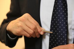 友人の結婚式で受付係をするときの服装は?男女別の基本マナーを紹介、避けるべきNG例、お辞儀を繰り返しても崩れない着こなし、必要に応じてネクタイピン
