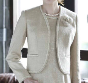 友人の結婚式で受付係をするときの服装は?男女別の基本マナーを紹介、【女性編】結婚式の受付係にふさわしい服装マナー、受付中の防寒にはコートではなく羽織もので