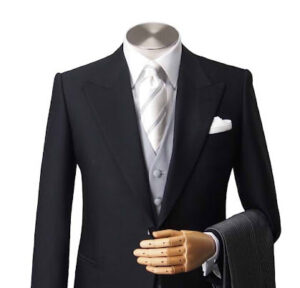 友人の結婚式で受付係をするときの服装は?男女別の基本マナーを紹介、【男性編】結婚式の受付係にふさわしい服装マナー、フォーマル度を高めるベスト